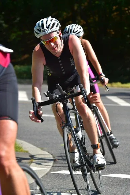Markus auf dem Rennrad in einer Kurve
